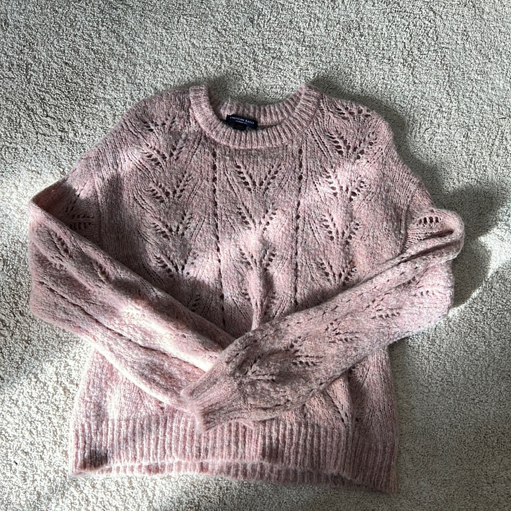 AMERICAN EAGLE BOUSH PINK MEDIUM “CROPPED FIT” SWEATER